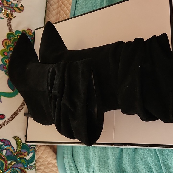 Guess Suede Stiletto Scrunched Booties. Backy - Picture 5 of 16